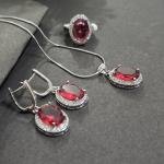 Beautiful garnet pendant set